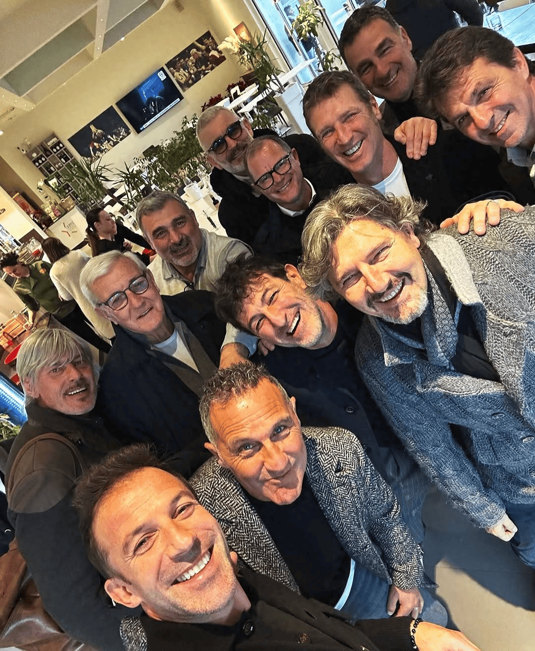 96尤文夺欧冠30周年，皮耶罗等众将聚在里皮家中，老爷子好久不见